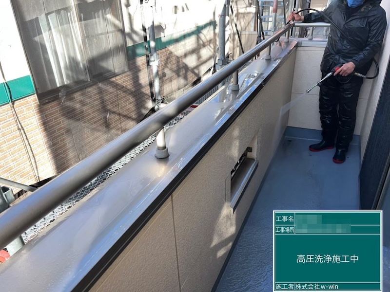 千葉県船橋市　T様邸　屋根カバー工事・外壁塗装工事　玄関タイルとベランダの洗浄作業